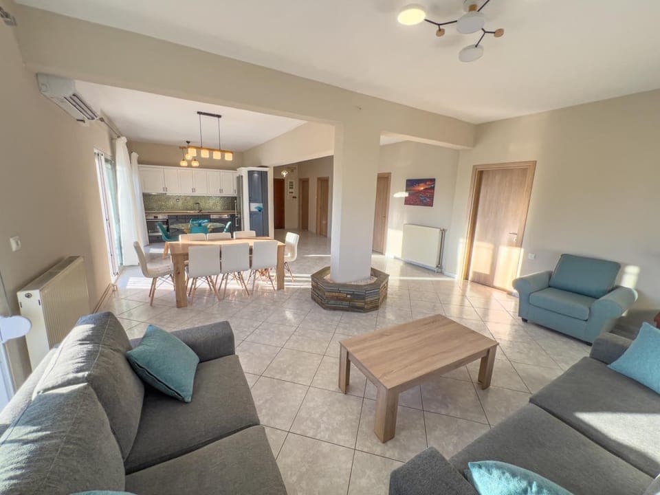 Living room, Seating area, Dining area