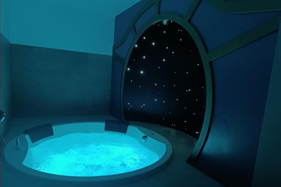 Hot Tub, Decorative detail