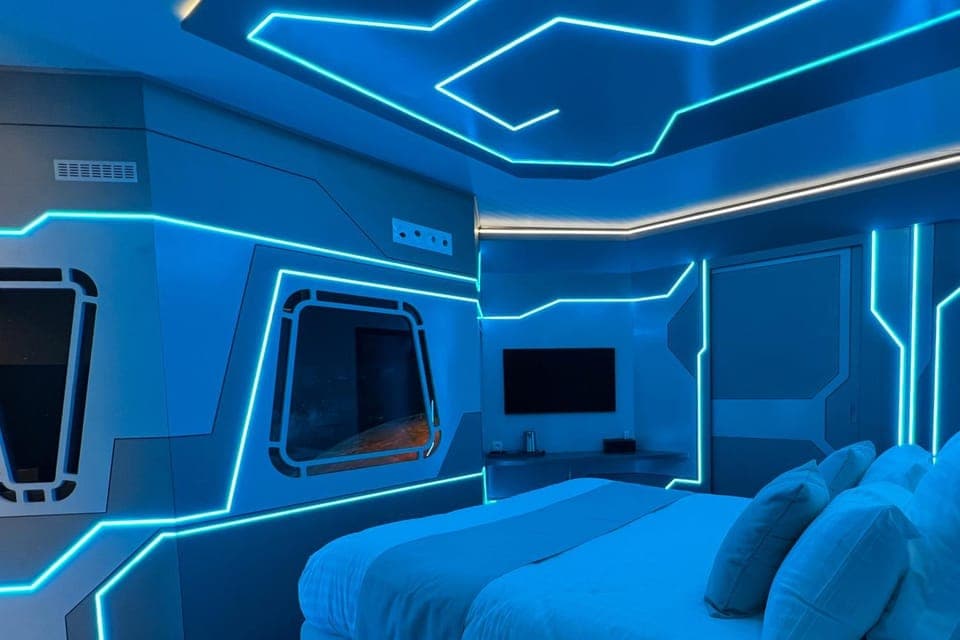 Bed, TV and multimedia, Photo of the whole room, Decorative detail, Bedroom