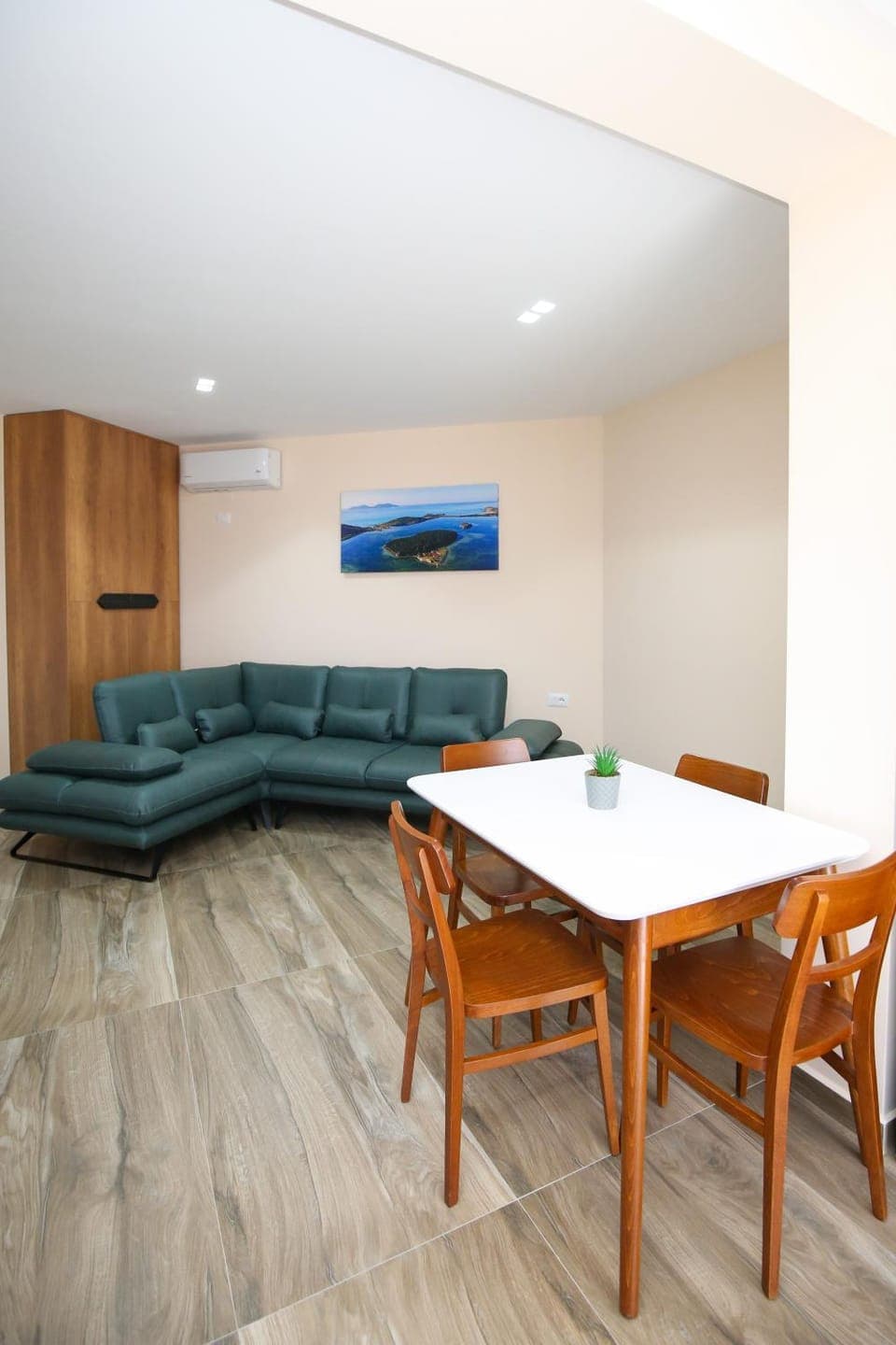 Living room, Seating area, Dining area, air conditioner