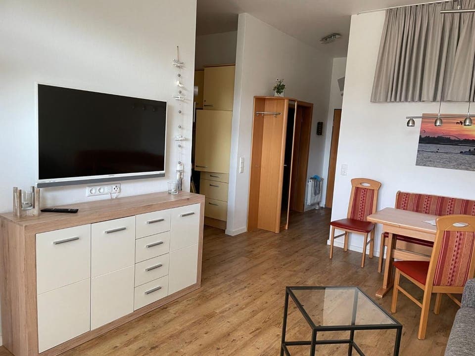 Communal lounge/ TV room, TV and multimedia, Living room, Seating area, Dining area, Evening entertainment