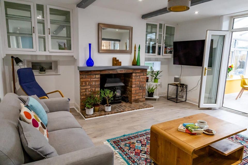 Communal lounge/ TV room, TV and multimedia, Living room, Seating area, flat iron