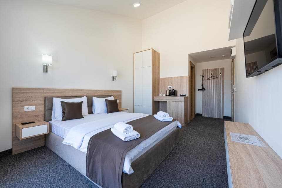 Photo of the whole room, Bedroom, towels, wardrobe