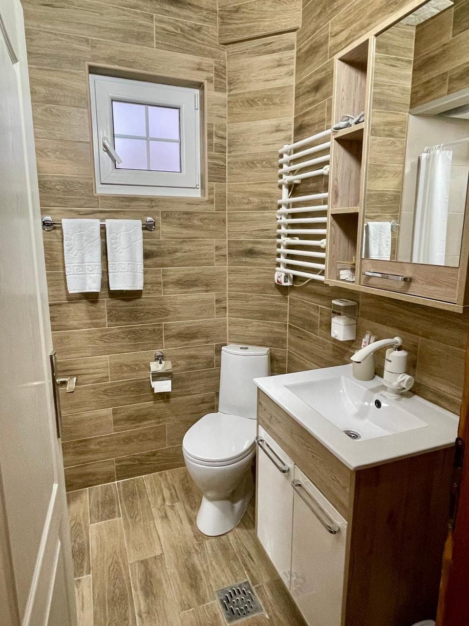 Shower, Toilet, Bathroom, towels