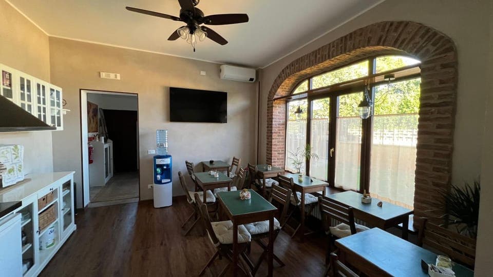 Kitchen or kitchenette, Internal: Not applicable to any particular room