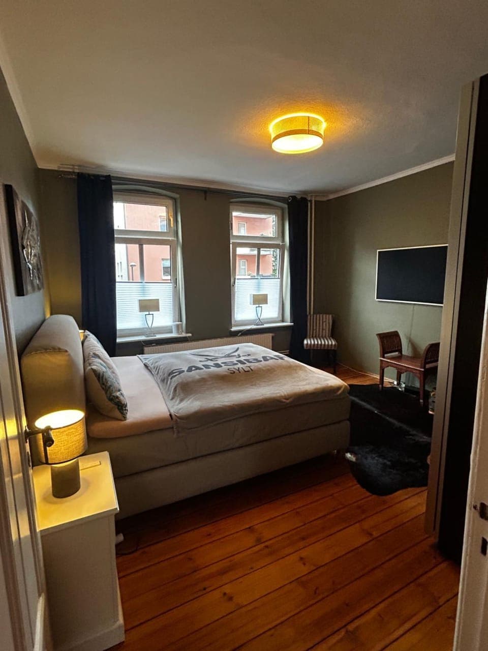 Bed, TV and multimedia, Bedroom