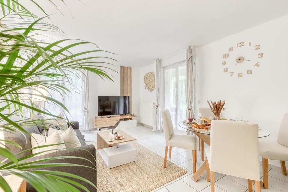 Communal lounge/ TV room, Living room, Seating area