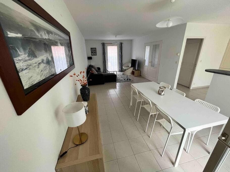 TV and multimedia, Living room, Seating area, Dining area