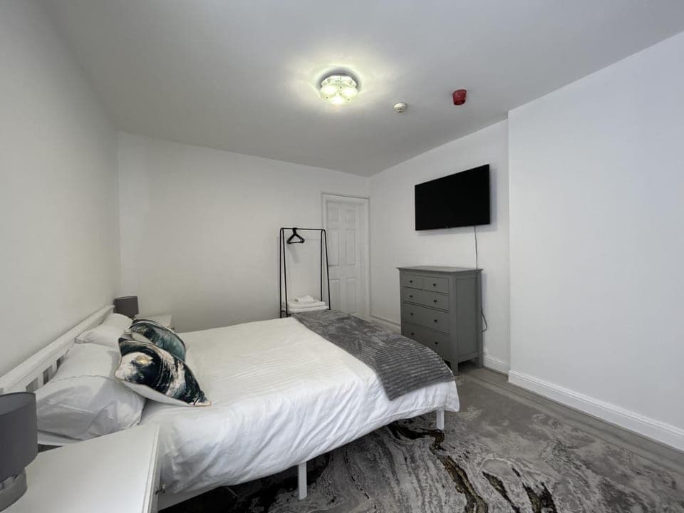 Bed, TV and multimedia, Photo of the whole room, Bedroom