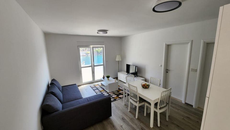 TV and multimedia, Living room, Seating area, Dining area, Sunrise