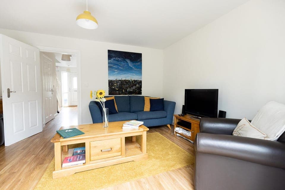 Communal lounge/ TV room, TV and multimedia, Living room, Seating area, Evening entertainment