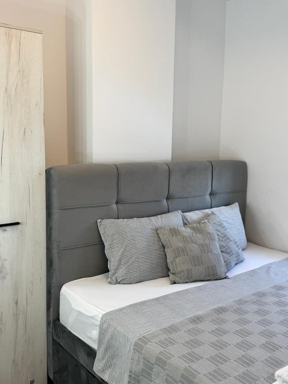 Photo of the whole room, Bedroom, wardrobe