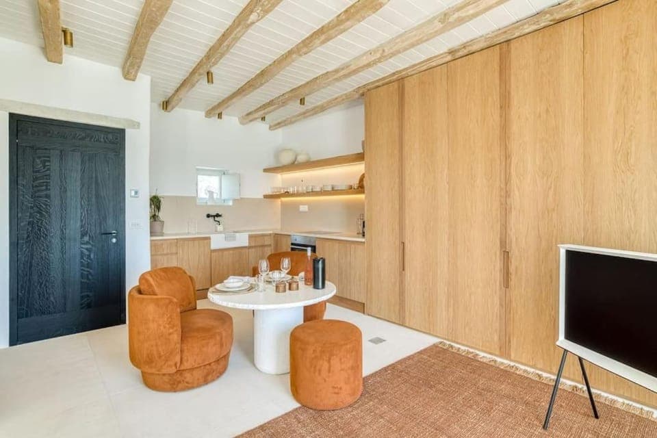 Facade/entrance, TV and multimedia, Kitchen or kitchenette, Living room, Seating area, Dining area