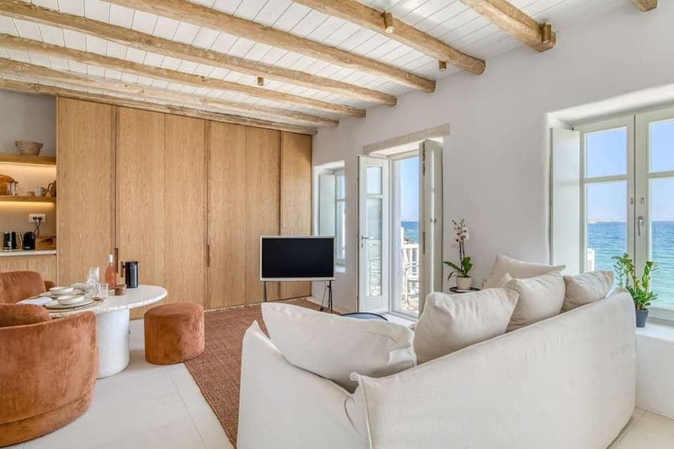 TV and multimedia, Living room, Seating area, Sea view