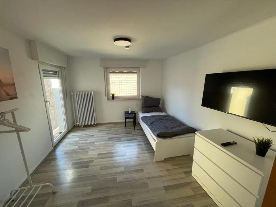 Bed, TV and multimedia, Photo of the whole room, Bedroom