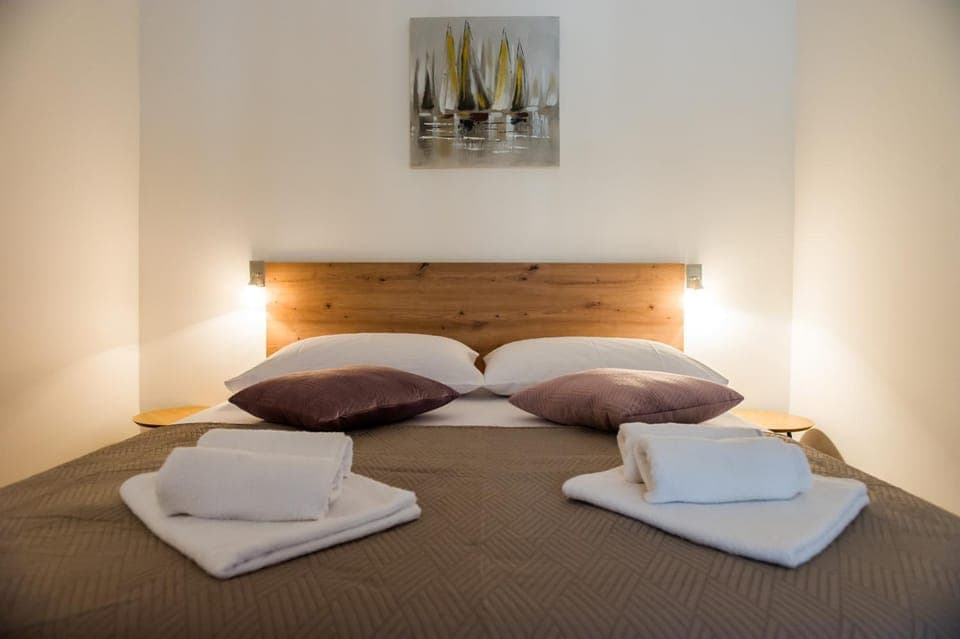 Bed, Bedroom, towels