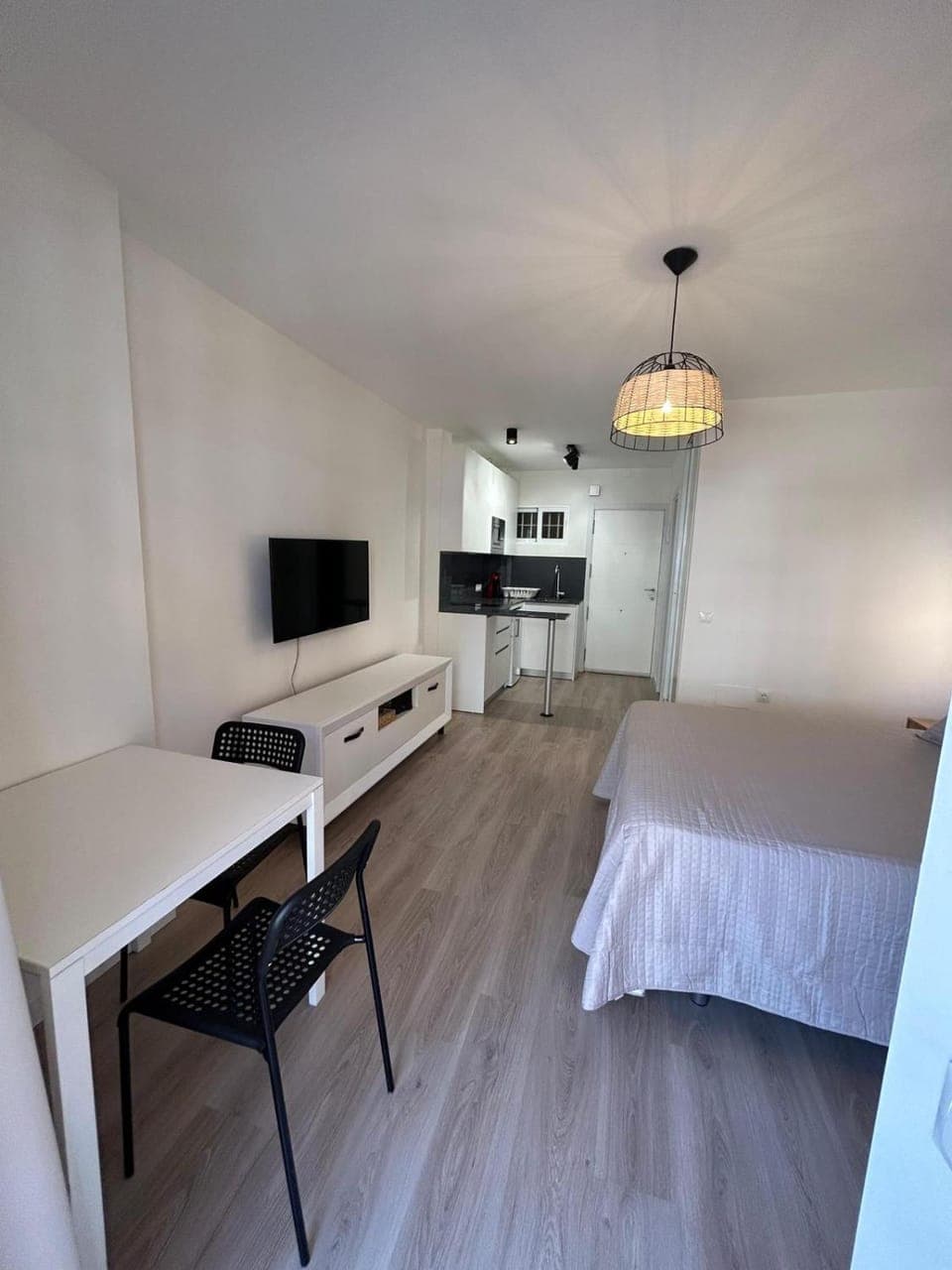 Bed, TV and multimedia, Kitchen or kitchenette, Photo of the whole room, Bedroom