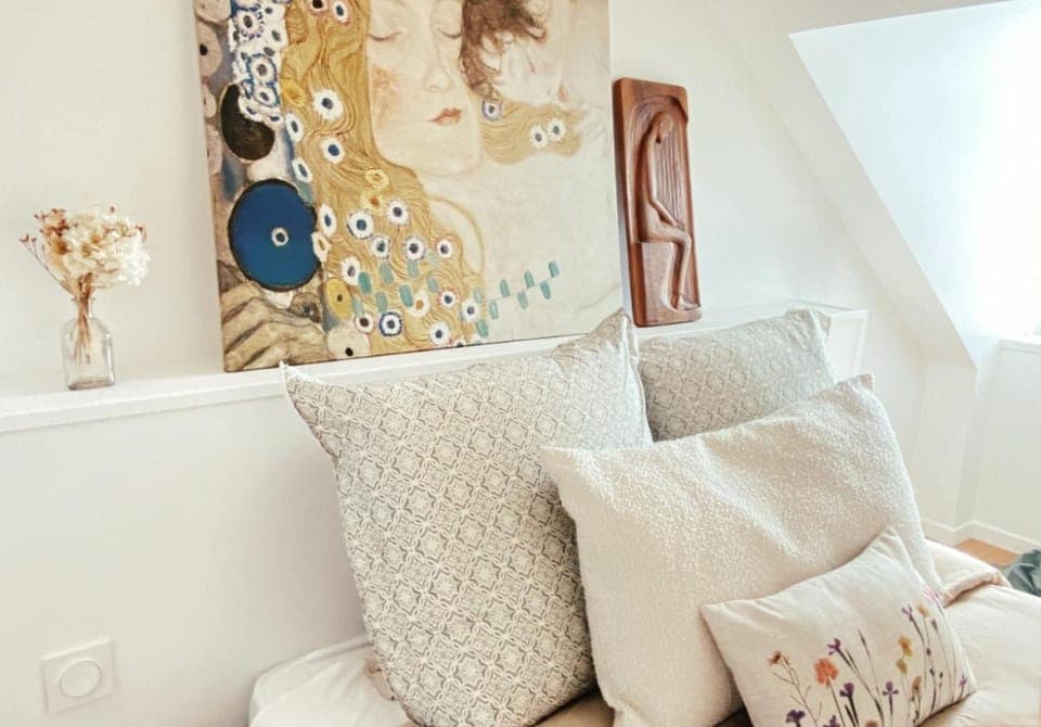 Bed, Photo of the whole room, Decorative detail, Bedroom