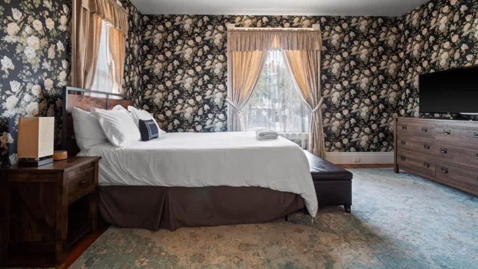 Bed, TV and multimedia, Bedroom