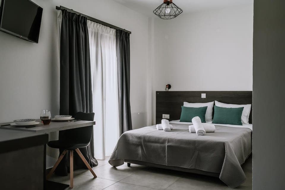 Bed, TV and multimedia, Photo of the whole room, Bedroom, hair dresser