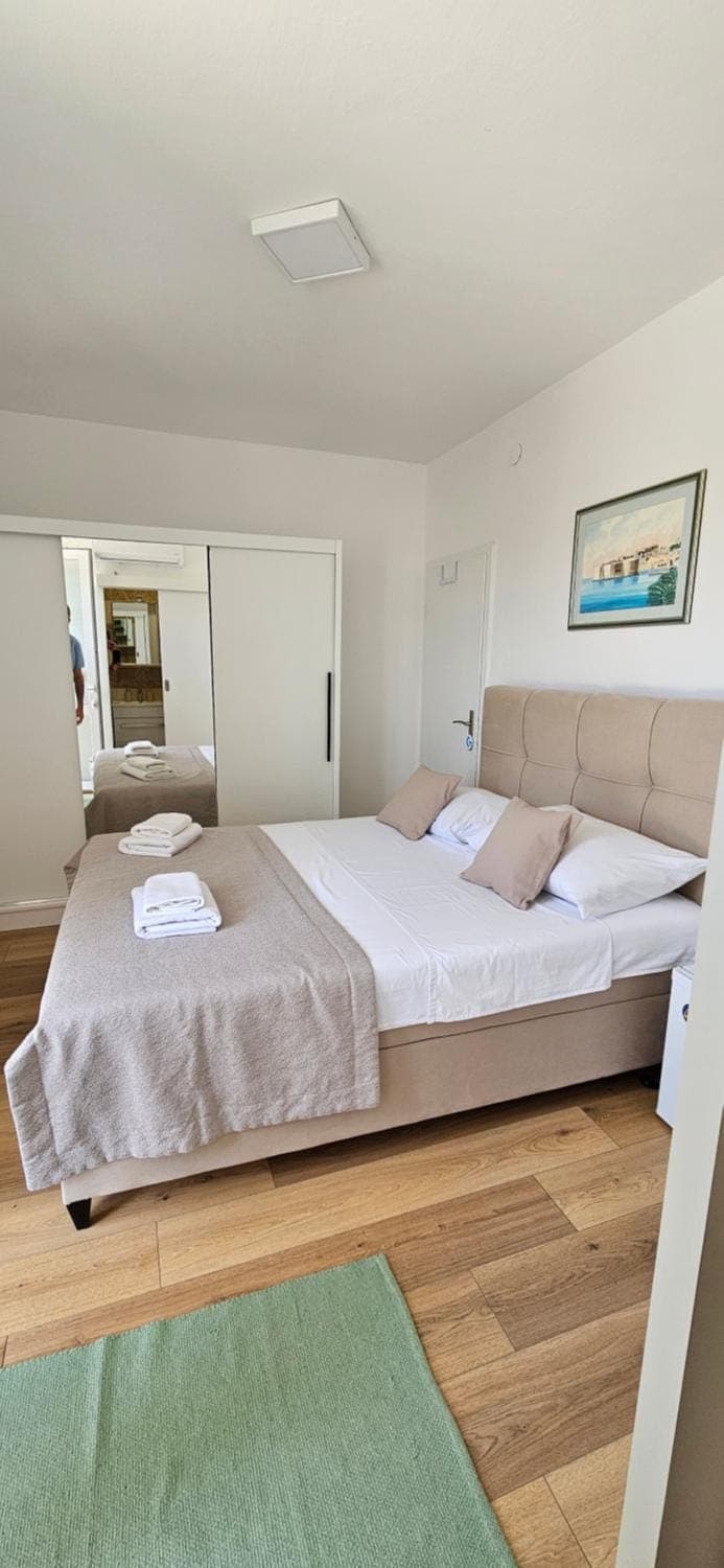 Bed, Photo of the whole room, Bedroom, towels