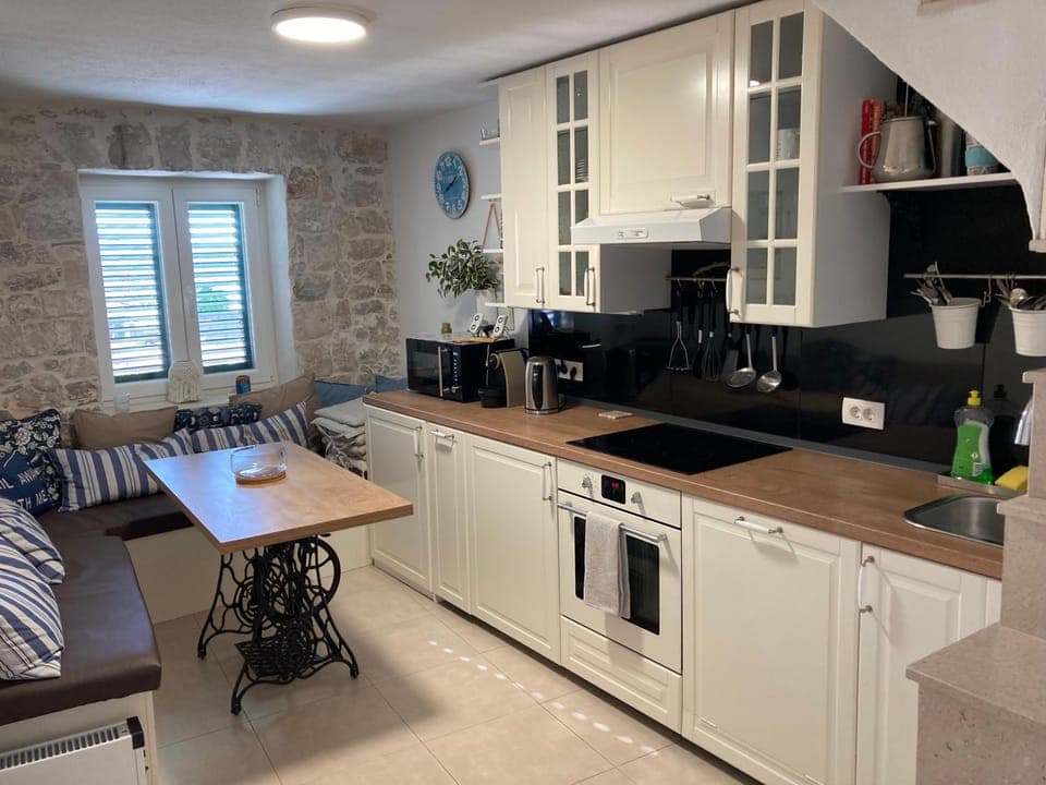 Coffee/tea facilities, Kitchen or kitchenette, Seating area, Dining area, dishwasher, oven, stove, washing machine, kitchen