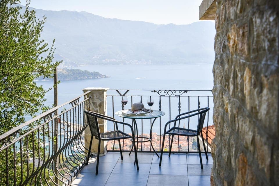 Balcony/Terrace, City view, Mountain view