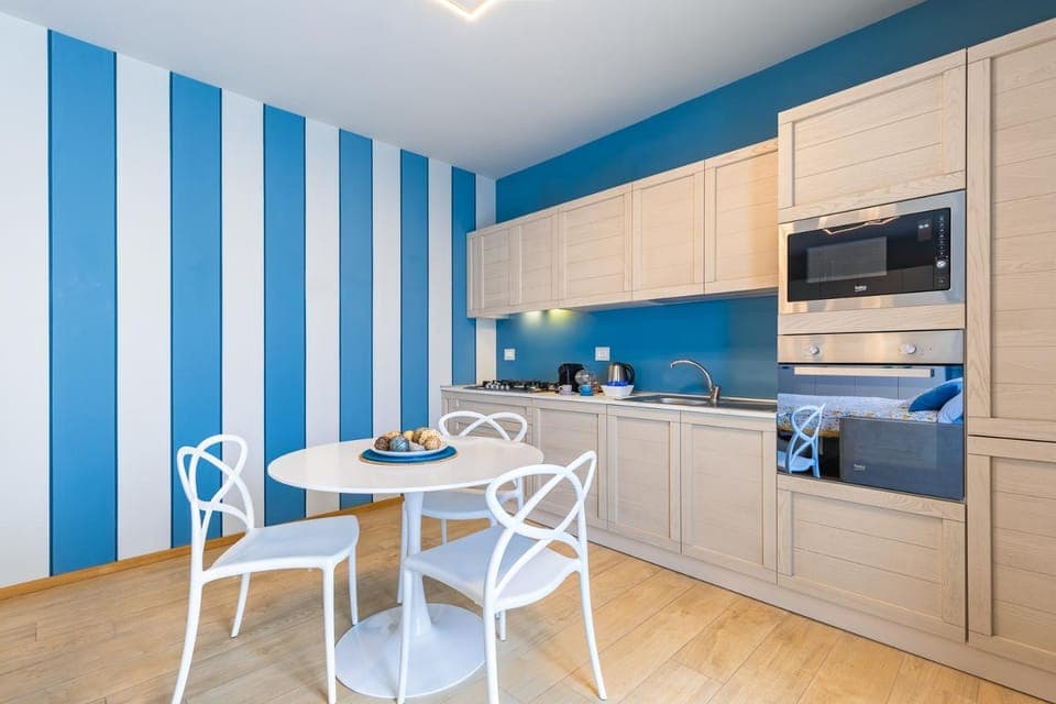 Kitchen or kitchenette, Dining area, dishwasher, minibar, pet friendly, stove