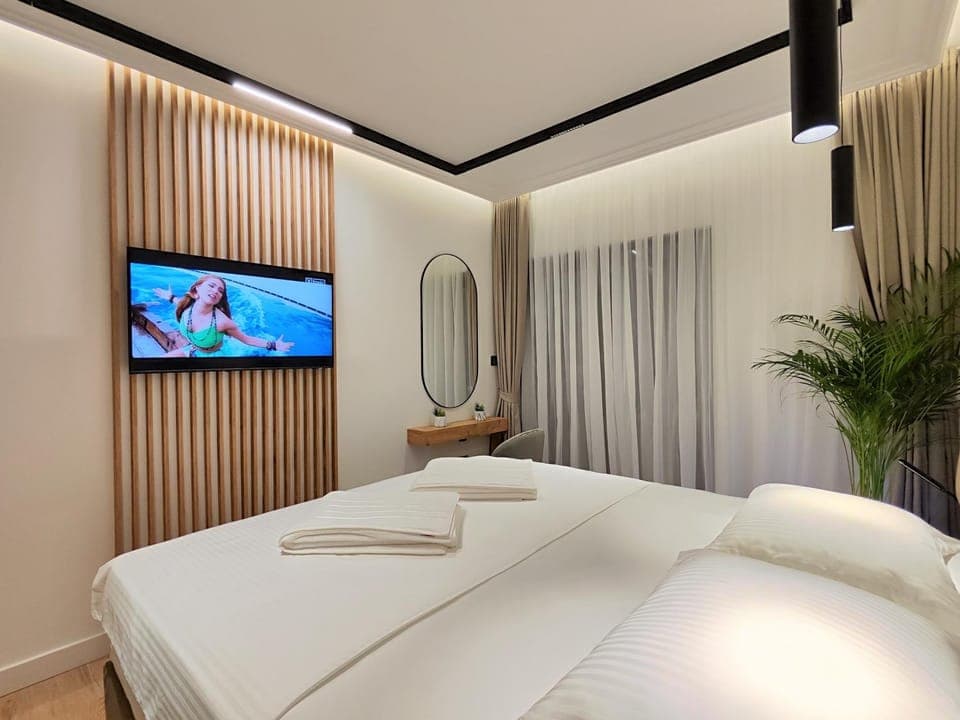 Bed, TV and multimedia, Bedroom