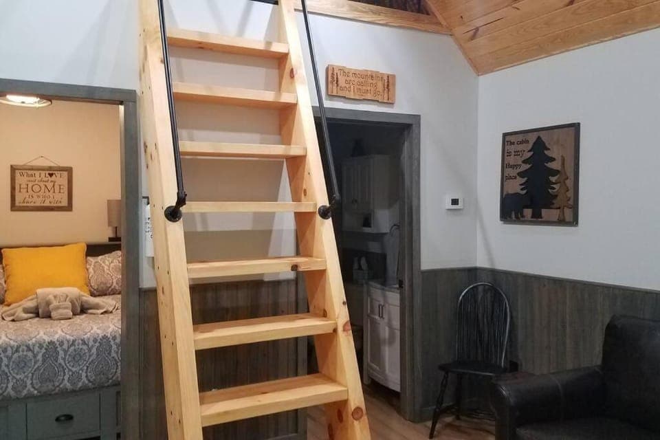 Holly Nest a Cozy Cabin Getaway near Gatlinburg Cabin in Cosby