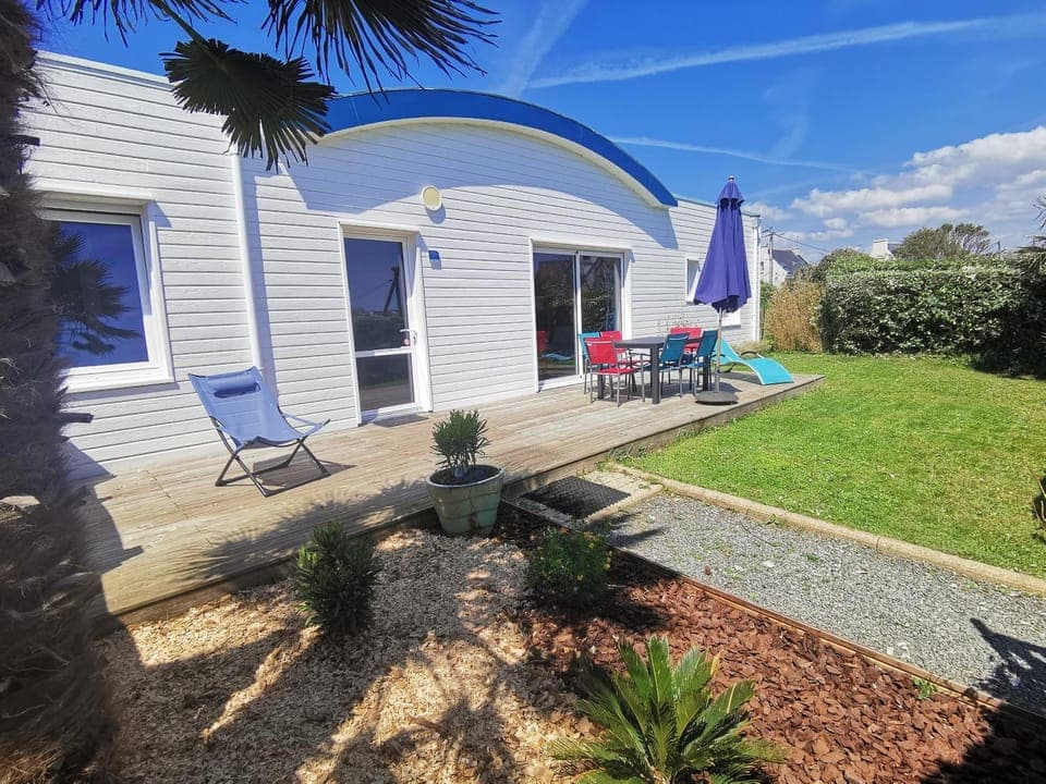 Property building, Day, Balcony/Terrace