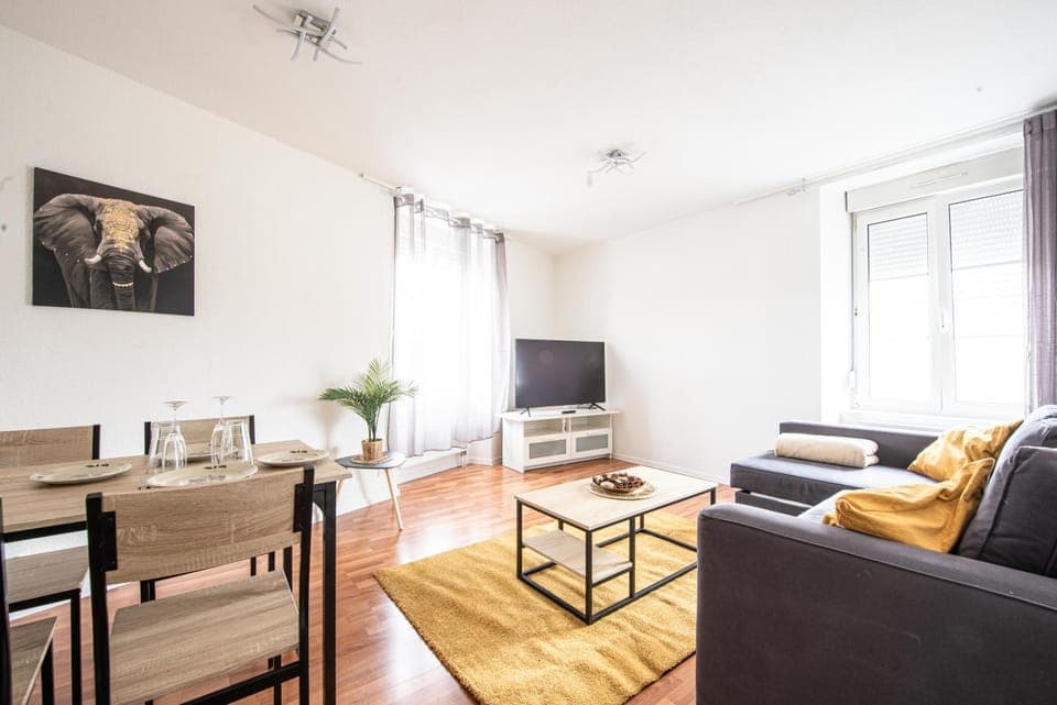 Communal lounge/ TV room, TV and multimedia, Living room, Seating area, Dining area