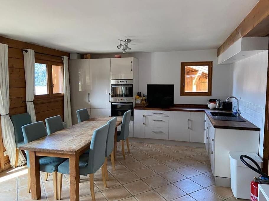 Kitchen or kitchenette, Dining area