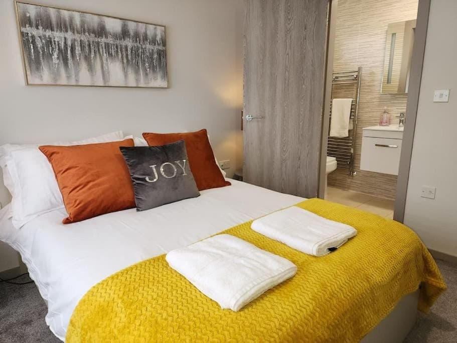 Bed, Bathroom, Photo of the whole room, Bedroom, towels