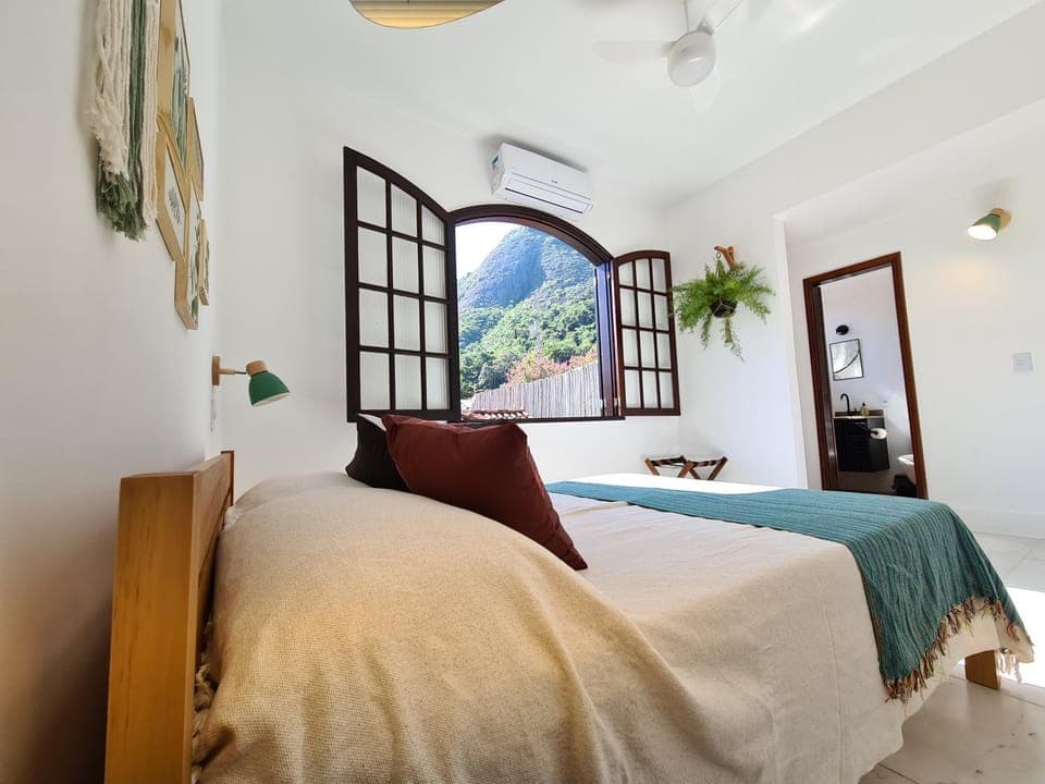Bed, Natural landscape, Photo of the whole room, Bedroom, Mountain view, Quiet street view, fireplace, air conditioner