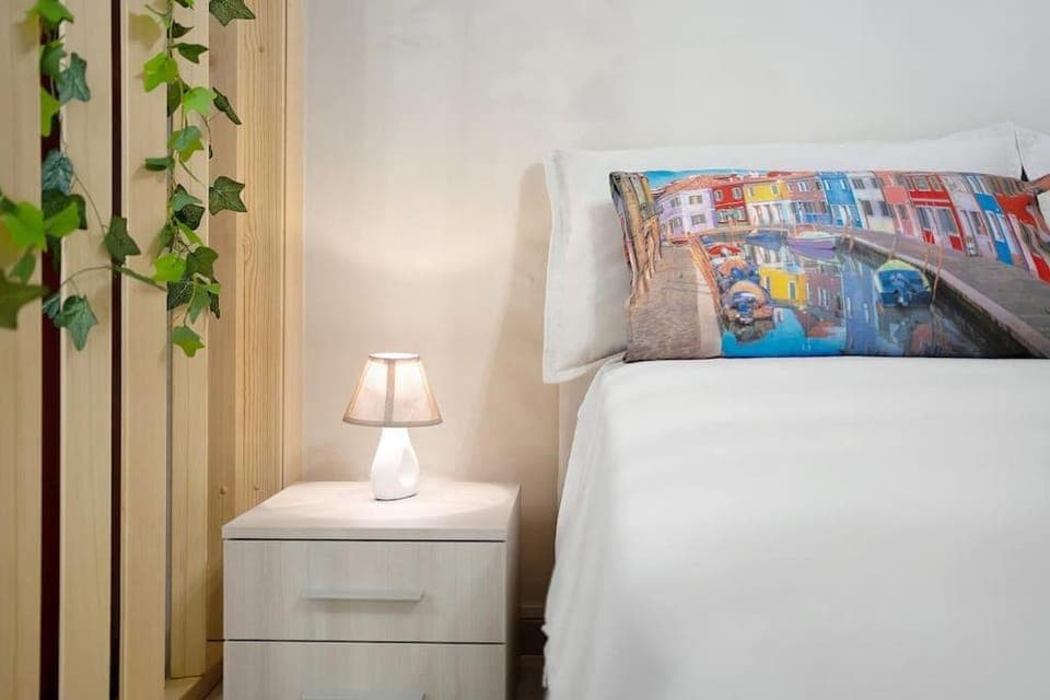 Bed, Photo of the whole room, Decorative detail, Bedroom