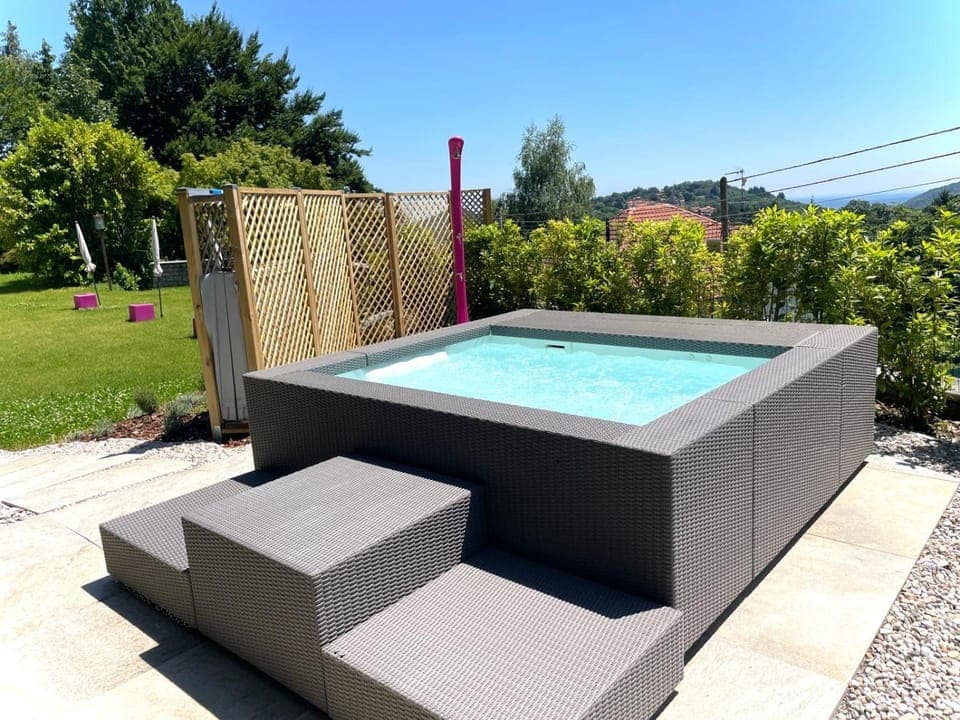 Property building, Day, Natural landscape, Garden, Hot Tub, Pool view, Swimming pool