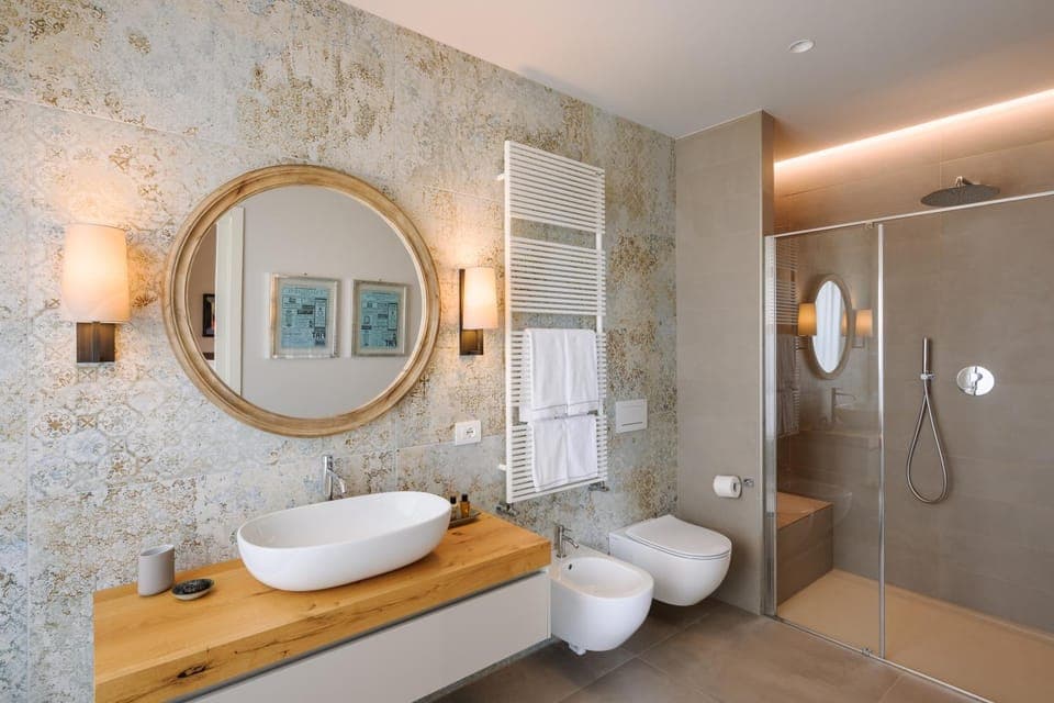 Shower, Toilet, Bathroom, bidet, towels