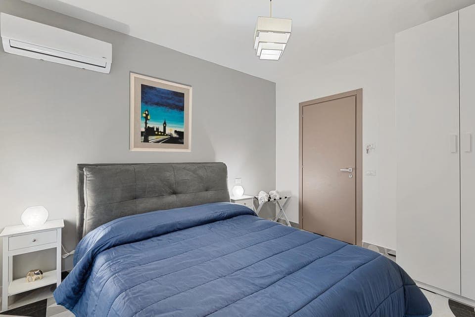 Bed, Photo of the whole room, Bedroom, wardrobe, air conditioner