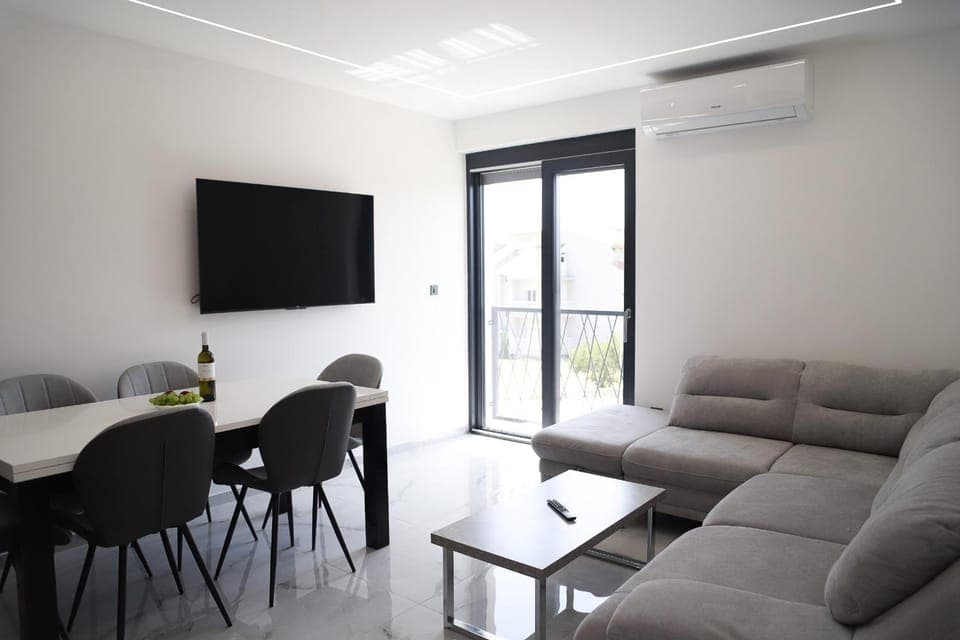 TV and multimedia, Living room, Seating area, Dining area, air conditioner