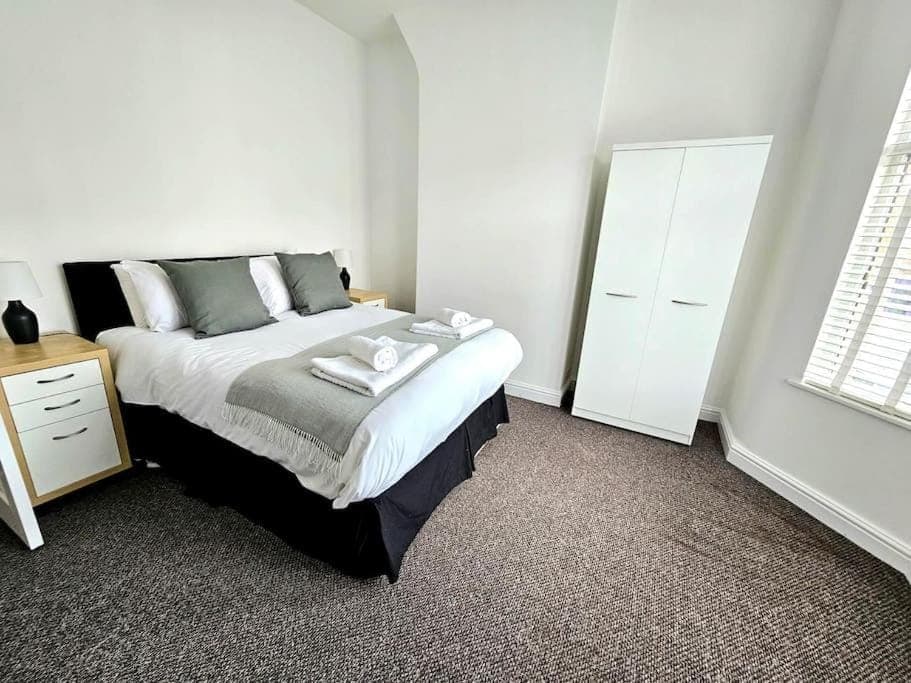 Bed, Bedroom, towels, wardrobe