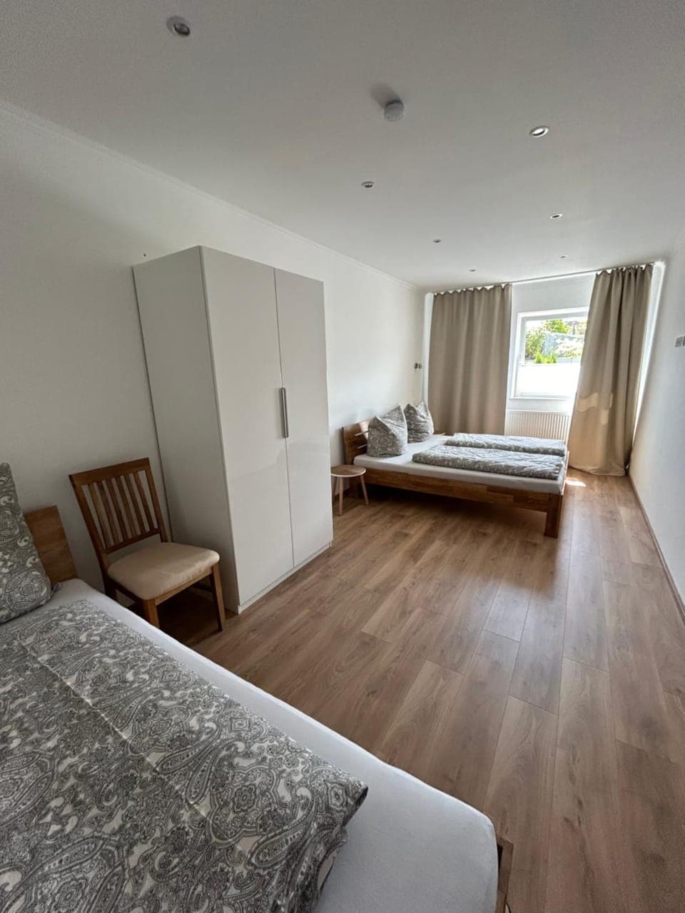 Photo of the whole room, Bedroom, wardrobe