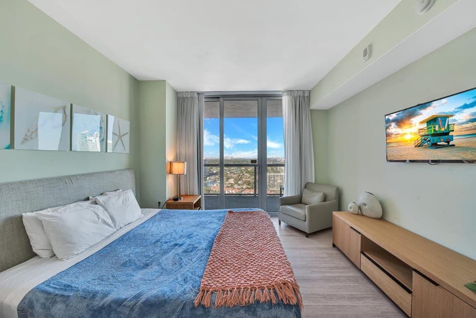 Bed, TV and multimedia, Photo of the whole room, Bedroom