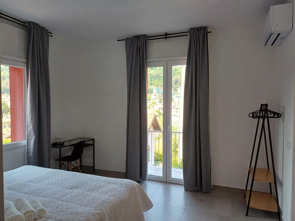 Bed, air conditioner