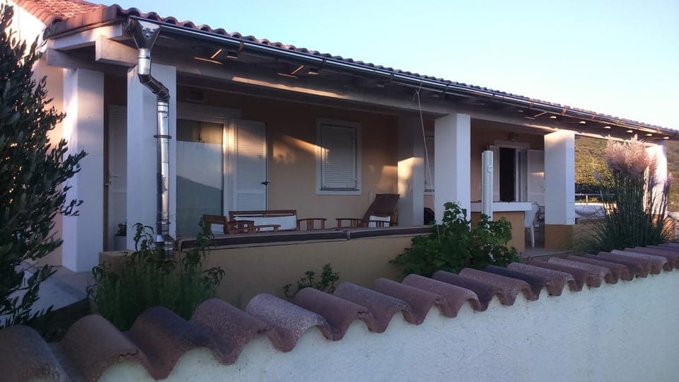 Facade/entrance, Neighbourhood, On site