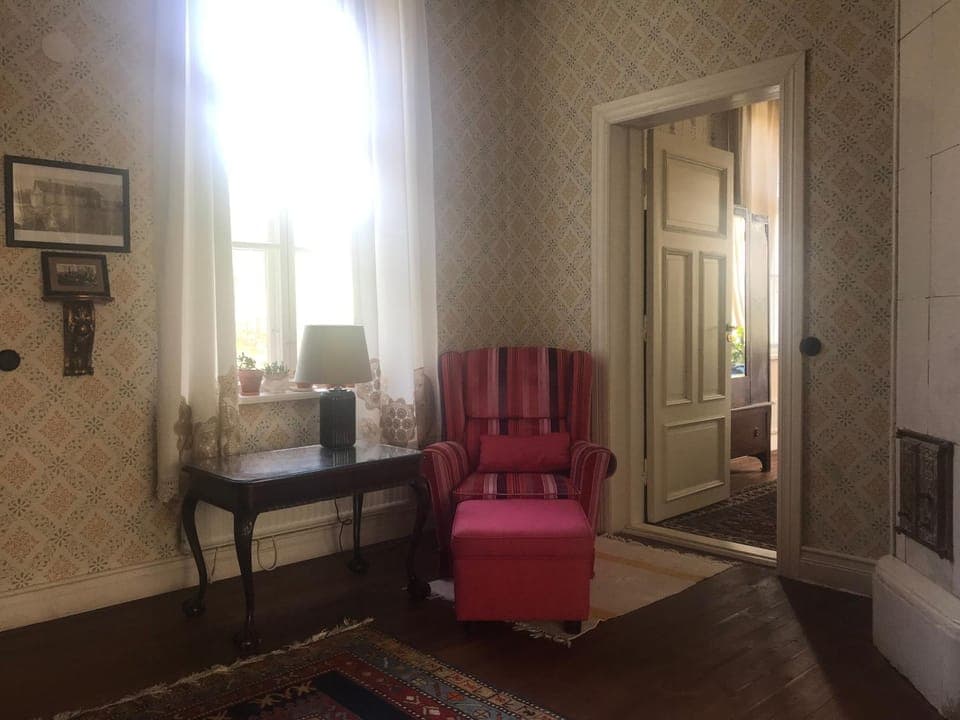 Seating area, fireplace