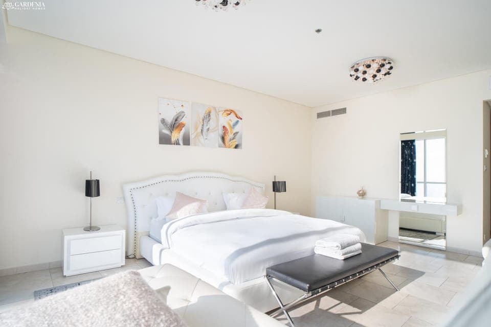 Bed, Living room, Photo of the whole room, Seating area, Bedroom