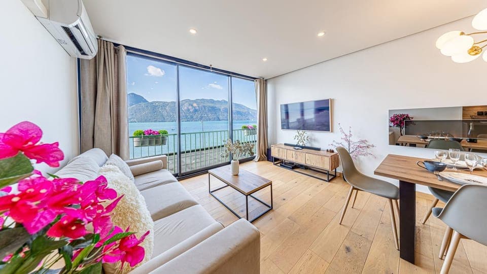 Communal lounge/ TV room, Natural landscape, TV and multimedia, View (from property/room), Dining area, Lake view, Mountain view