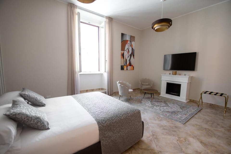 Bed, TV and multimedia, Photo of the whole room, Seating area, flat iron