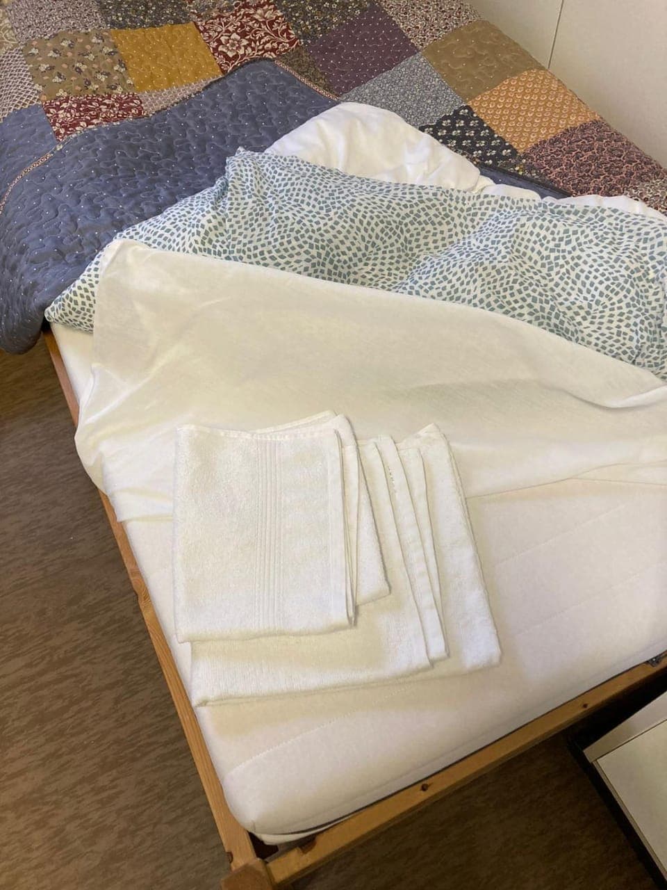 Bed, towels